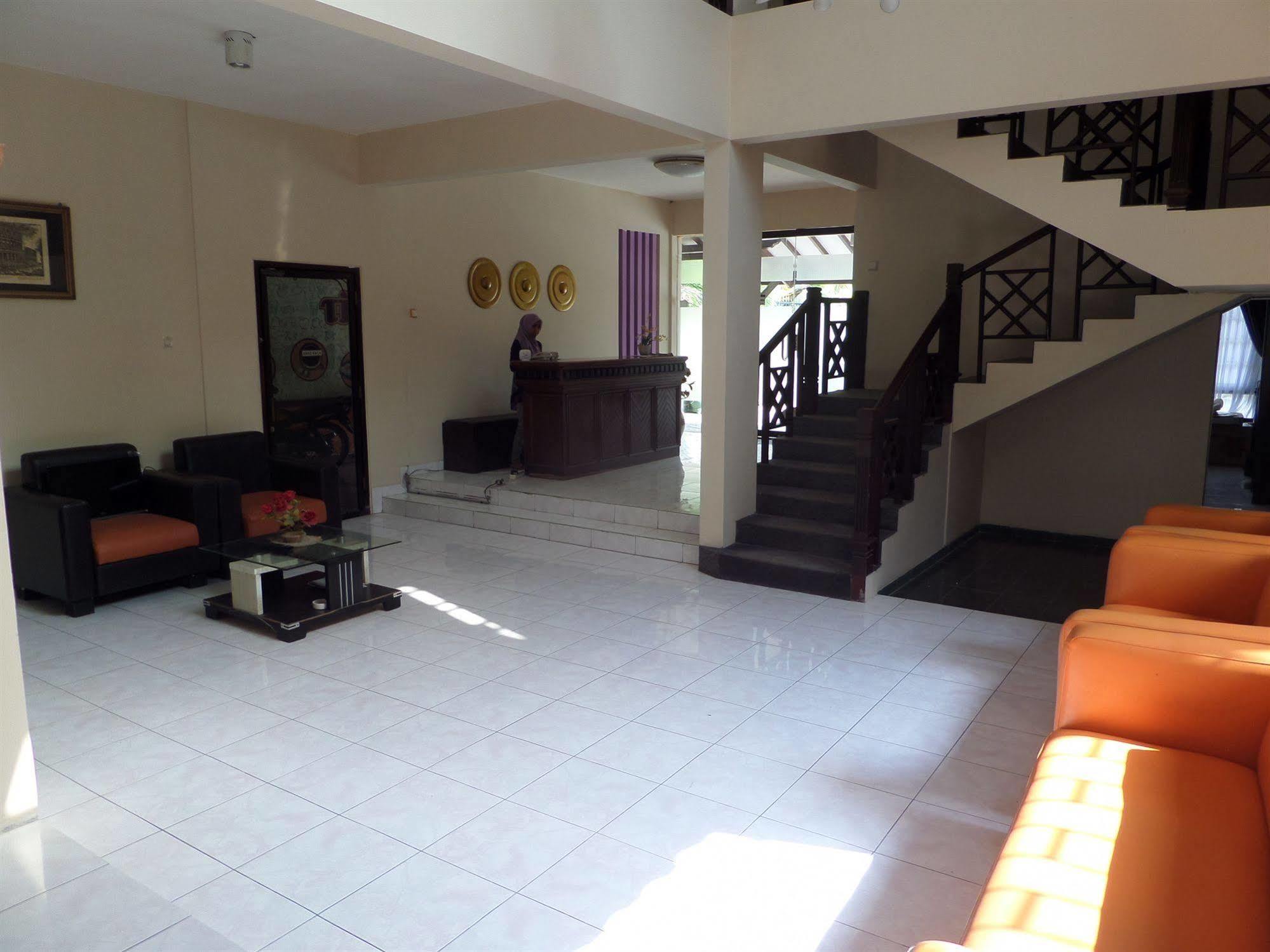 Hotel Oyo 201 Emdi House Timoho à Yogyakarta Extérieur photo