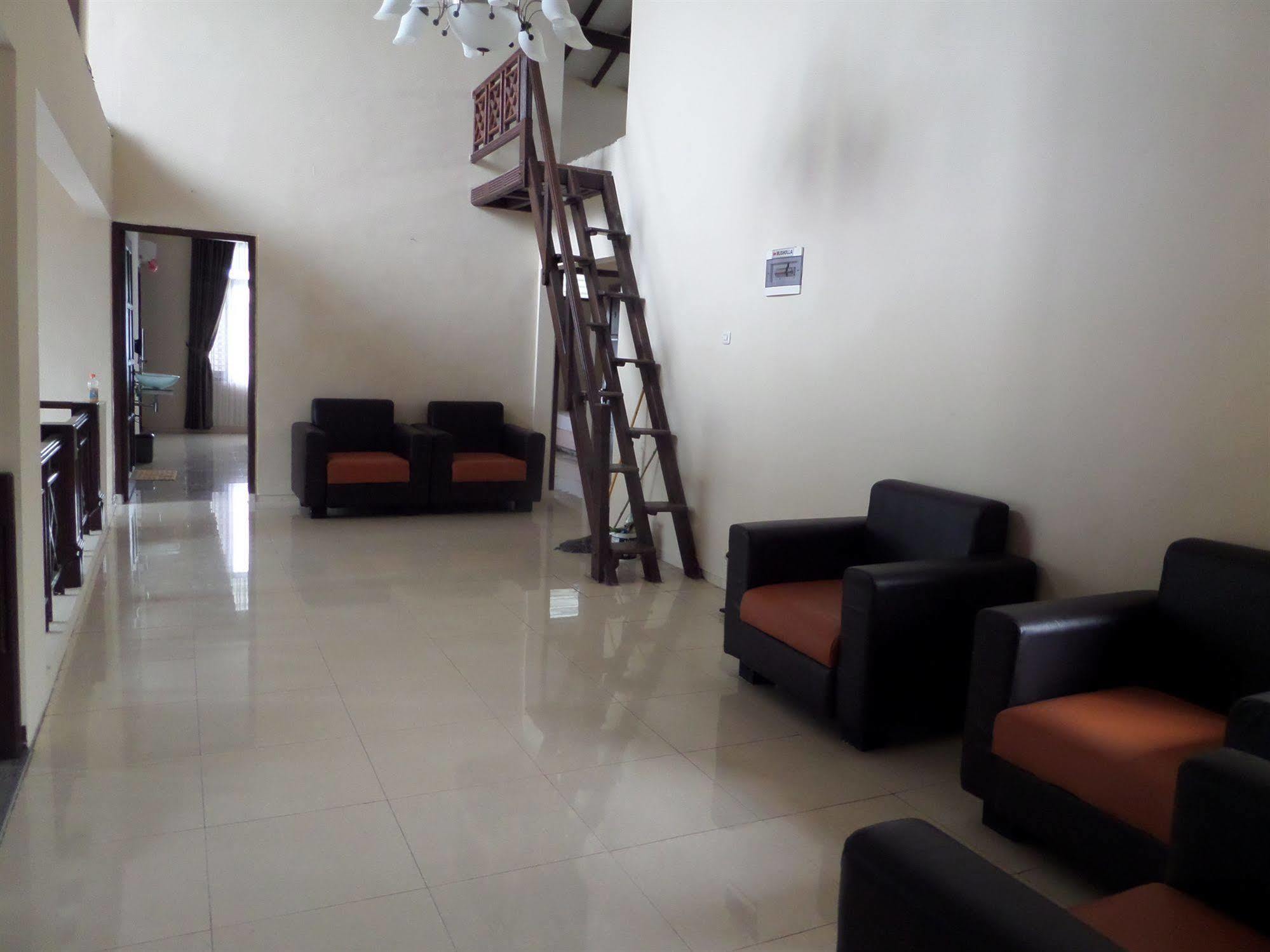 Hotel Oyo 201 Emdi House Timoho à Yogyakarta Extérieur photo